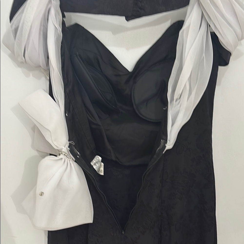 Elegant Black and White Women's Dress - Picture 4 of 13